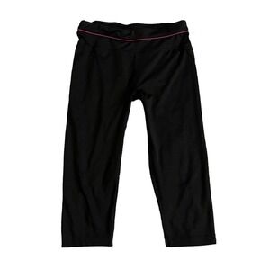 The black athletic capri pants